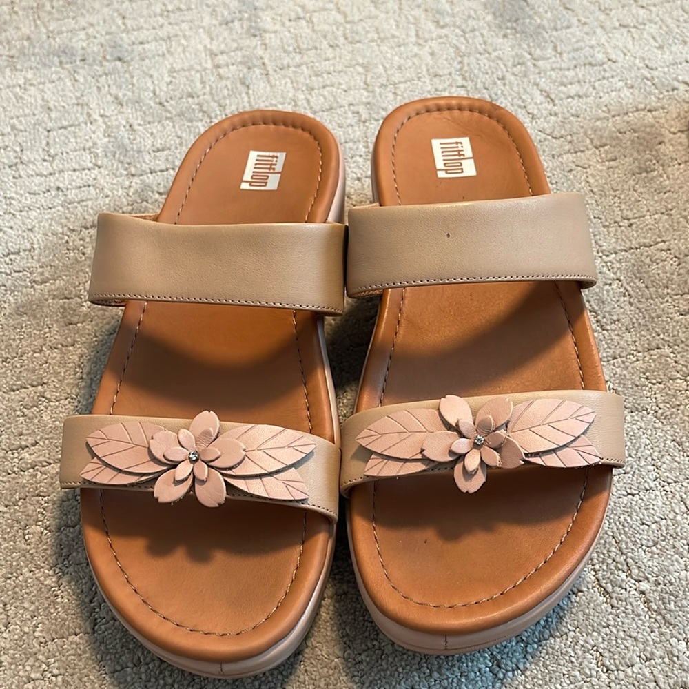 Fitflops Fino SleekFloral Slip On Casual Wedge Sandals.